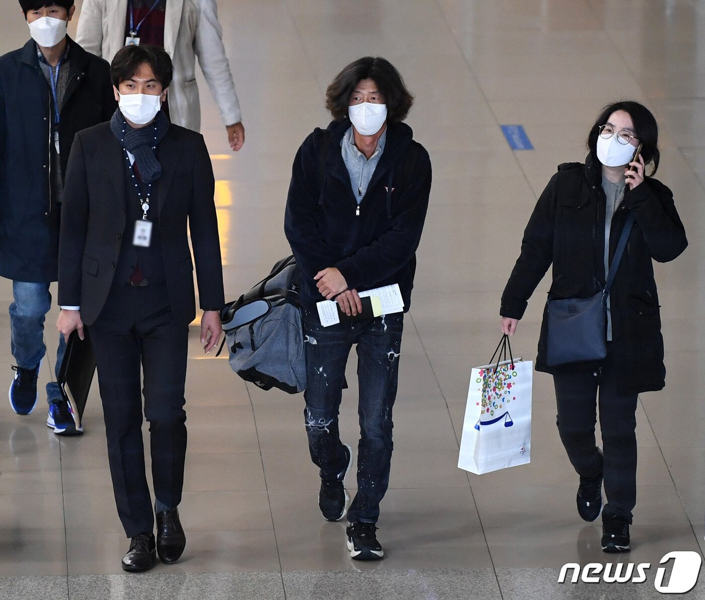 본문 이미지 - 경기 성남시 대장동 개발 특혜 의혹의 핵심인물 중 한 명인 남욱 변호사가 18일 오전 인천국제공항을 통해 귀국하고 있다. 남 변호사는 검찰에 녹취록을 제출한 정영학 회계사(천화동인 5호 소유주), 유동규 전 성남도시개발공사 기획본부장과 함께 대장동 의혹의 핵심 인물로 꼽힌다. 화천대유 관계사 천화동인 4호의 실소유주인 남 변호사는 대장동 개발사업을 통해 배당금 약 1000억원을 받은 것으로 알려졌다. 2021.10.18/뉴스1 ⓒ News1 이승배 기자