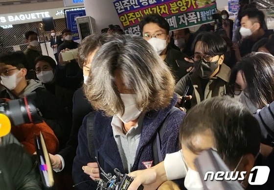18일 인천공항에 도착한 남욱 변호사.© 뉴스1 이기림 기자