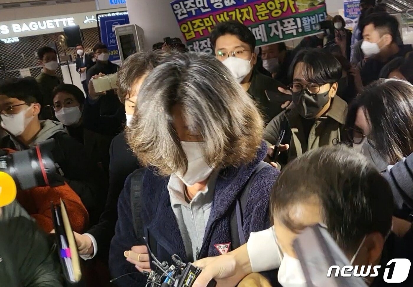 본문 이미지 - 18일 인천공항에 도착한 남욱 변호사.ⓒ 뉴스1 이기림 기자