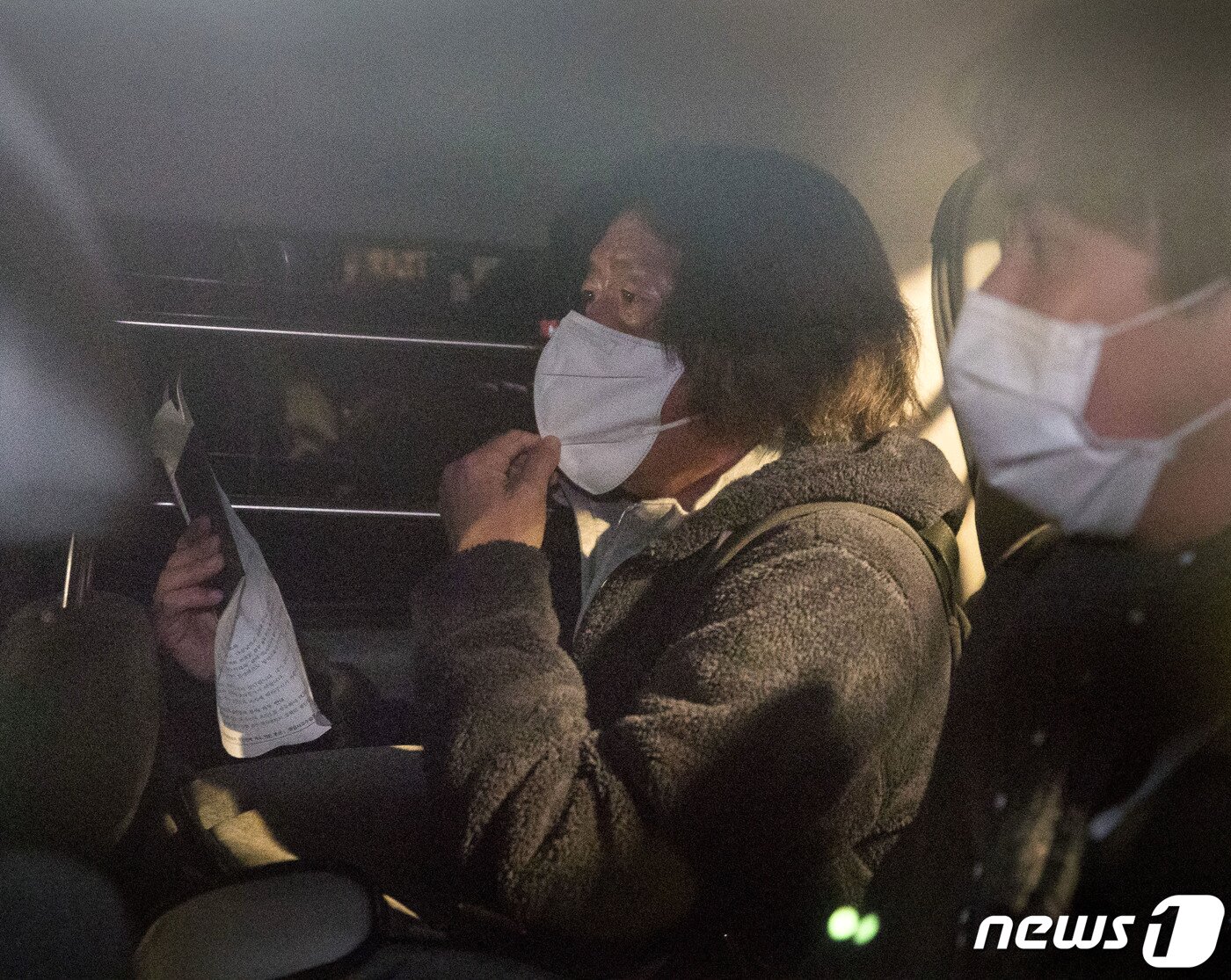 본문 이미지 - 경기 성남시 대장동 개발 특혜 의혹의 핵심인물 중 한 명인 남욱 변호사가 18일 오전 인천국제공항에서 검찰에 긴급 체포돼 차량에 탑승해 있다. 남 변호사는 검찰에 녹취록을 제출한 정영학 회계사(천화동인 5호 소유주), 유동규 전 성남도시개발공사 기획본부장과 함께 대장동 의혹의 핵심 인물로 꼽힌다. 화천대유 관계사 천화동인 4호의 실소유주인 남 변호사는 대장동 개발사업을 통해 배당금 약 1000억원을 받은 것으로 알려졌다. 2021.10.18/뉴스1 ⓒ News1 이승배 기자
