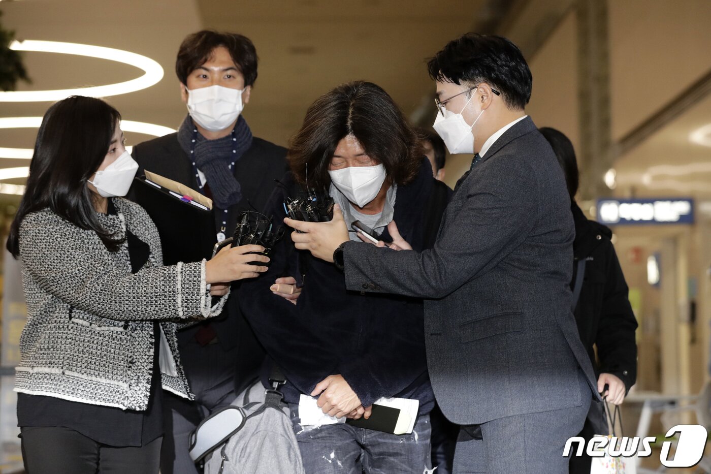 본문 이미지 - 경기 성남시 대장동 개발 특혜 의혹의 핵심인물 중 한 명인 남욱 변호사가 18일 오전 인천국제공항에서 검찰에 긴급 체포돼 차량으로 향하며 고개를 숙이고 있다. 남 변호사는 검찰에 녹취록을 제출한 정영학 회계사(천화동인 5호 소유주), 유동규 전 성남도시개발공사 기획본부장과 함께 대장동 의혹의 핵심 인물로 꼽힌다. 화천대유 관계사 천화동인 4호의 실소유주인 남 변호사는 대장동 개발사업을 통해 배당금 약 1000억원을 받은 것으로 알려졌다. 2021.10.18/뉴스1 ⓒ News1 이승배 기자