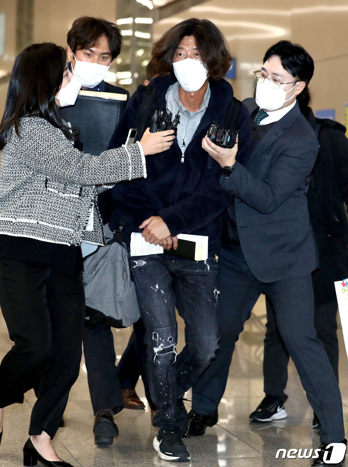 본문 이미지 - 경기 성남시 대장동 개발 특혜 의혹의 핵심인물 중 한 명인 남욱 변호사가 18일 오전 인천국제공항에서 검찰에 긴급 체포돼 차량으로 향하고 있다. 남 변호사는 검찰에 녹취록을 제출한 정영학 회계사(천화동인 5호 소유주), 유동규 전 성남도시개발공사 기획본부장과 함께 대장동 의혹의 핵심 인물로 꼽힌다. 화천대유 관계사 천화동인 4호의 실소유주인 남 변호사는 대장동 개발사업을 통해 배당금 약 1000억원을 받은 것으로 알려졌다. 2021.10.18/뉴스1 ⓒ News1 이승배 기자