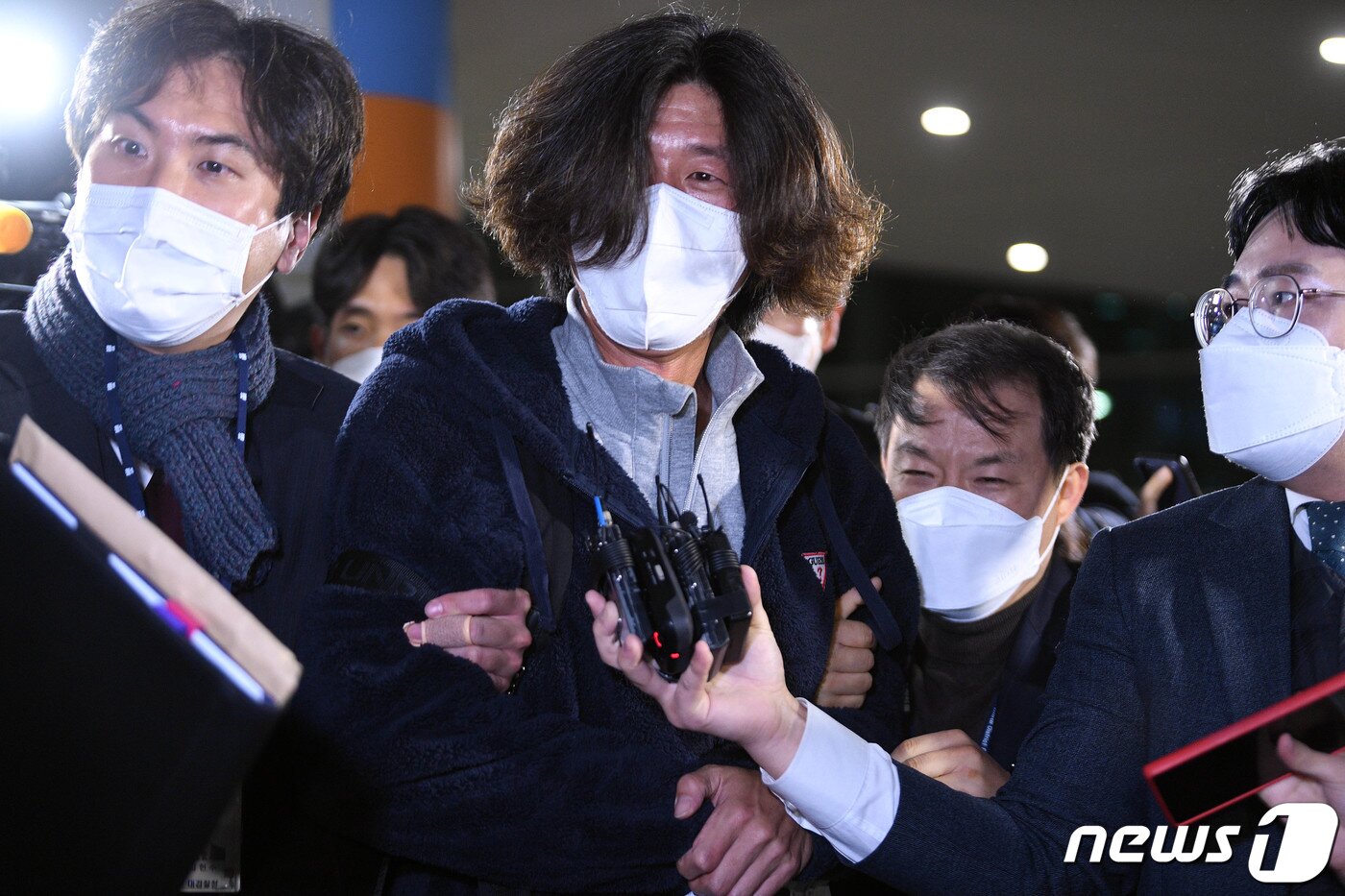 본문 이미지 - 경기 성남시 대장동 개발 특혜 의혹의 핵심인물 중 한 명인 남욱 변호사가 18일 오전 인천국제공항에서 검찰에 긴급 체포돼 차량으로 향하고 있다. 남 변호사는 검찰에 녹취록을 제출한 정영학 회계사(천화동인 5호 소유주), 유동규 전 성남도시개발공사 기획본부장과 함께 대장동 의혹의 핵심 인물로 꼽힌다. 화천대유 관계사 천화동인 4호의 실소유주인 남 변호사는 대장동 개발사업을 통해 배당금 약 1000억원을 받은 것으로 알려졌다. 2021.10.18/뉴스1 ⓒ News1 이승배 기자