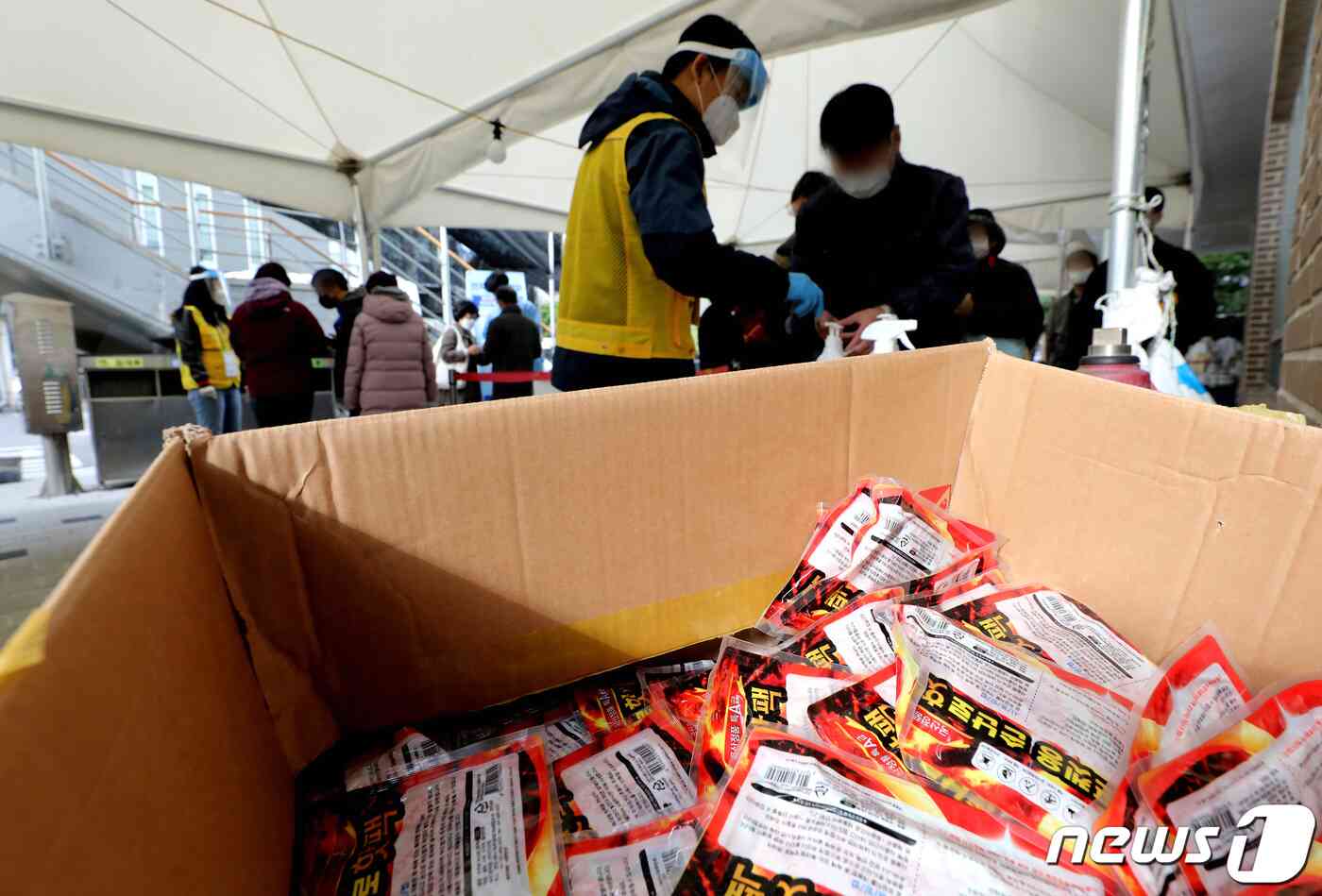 18일 오전 서울 마포구보건소 내 선별진료소에 갑작스레 찾아온 추위로 의료진들을 위한 핫팩이 준비돼 있다. 이동해 기자