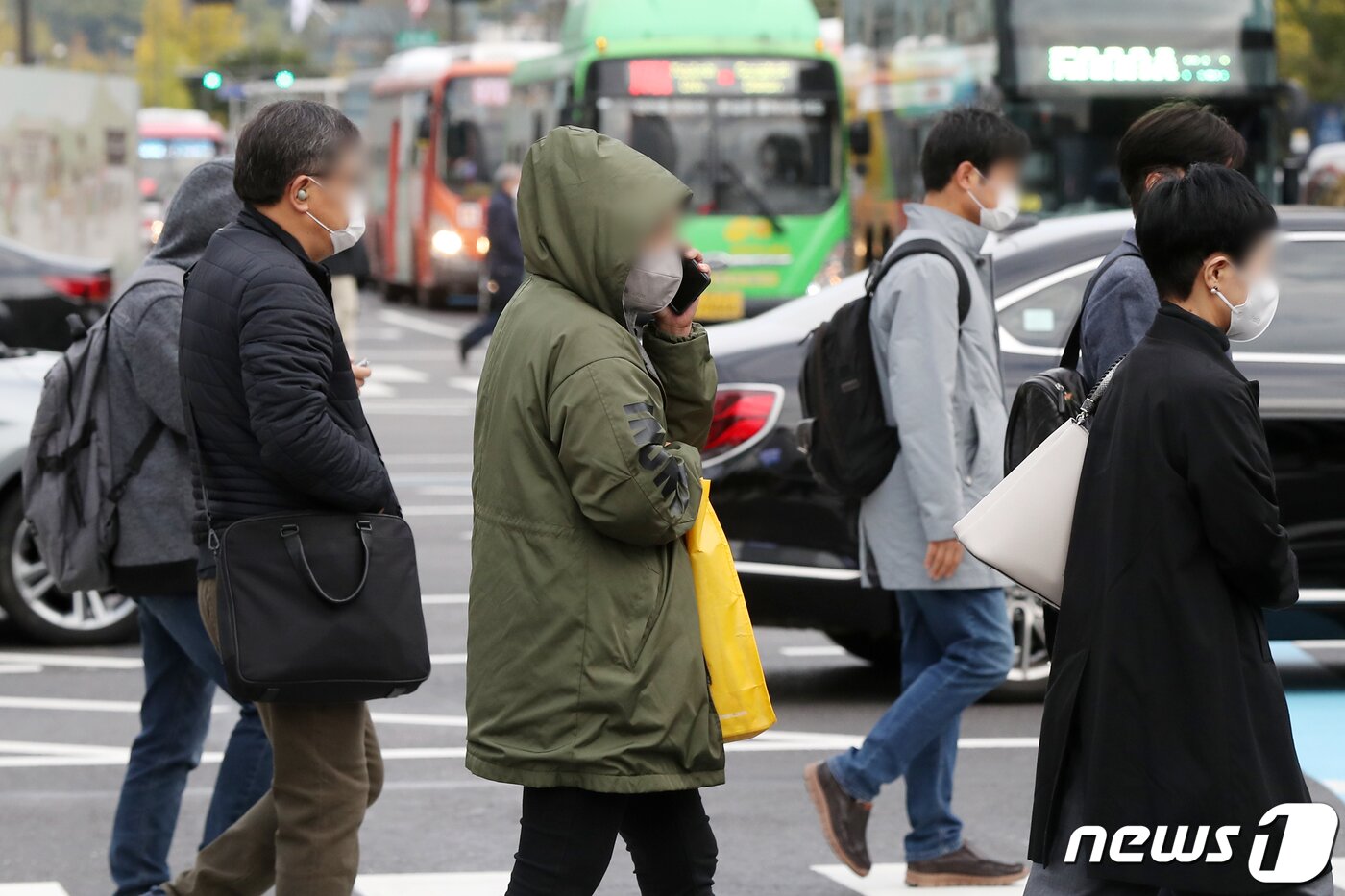 본문 이미지 - 서울 지역 아침 최저기온이 영상 4도 아래로 떨어지는 등 전국에 때이른 추위가 찾아온 18일 오전 서울 종로구 광화문 네거리에서 두꺼운 겨울옷을 챙겨 입은 시민들이 출근길 발걸음을 재촉하고 있다. 기상청은 이날 전국 대부분 지역의 아침 기온은 5도 이하가 되겠으며 중부 내륙과 전북 동부, 일부 경상 내륙, 산지는 영하로 떨어지는 곳도 있겠다고 예보했다. 민경석 기자
