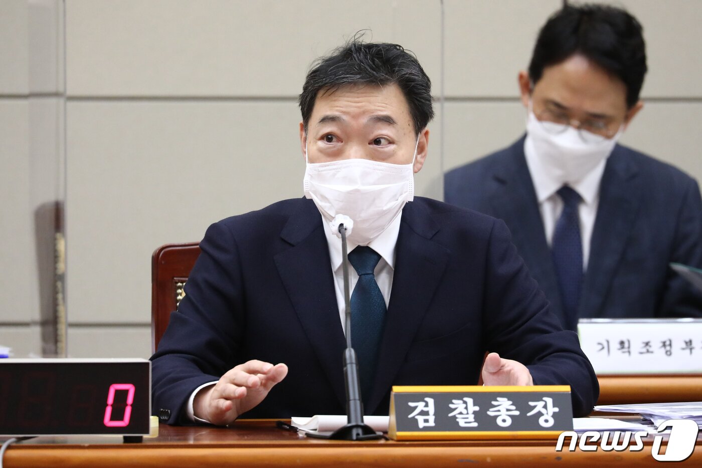 본문 이미지 - 김오수 검찰총장이 18일 서울 서초구 대검찰청에서 열린 국회 법제사법위원회의 대검찰청에 대한 국정감사에 의원들 질의에 답하고 있다. 2021.10.18/뉴스1 ⓒ News1 국회사진취재단