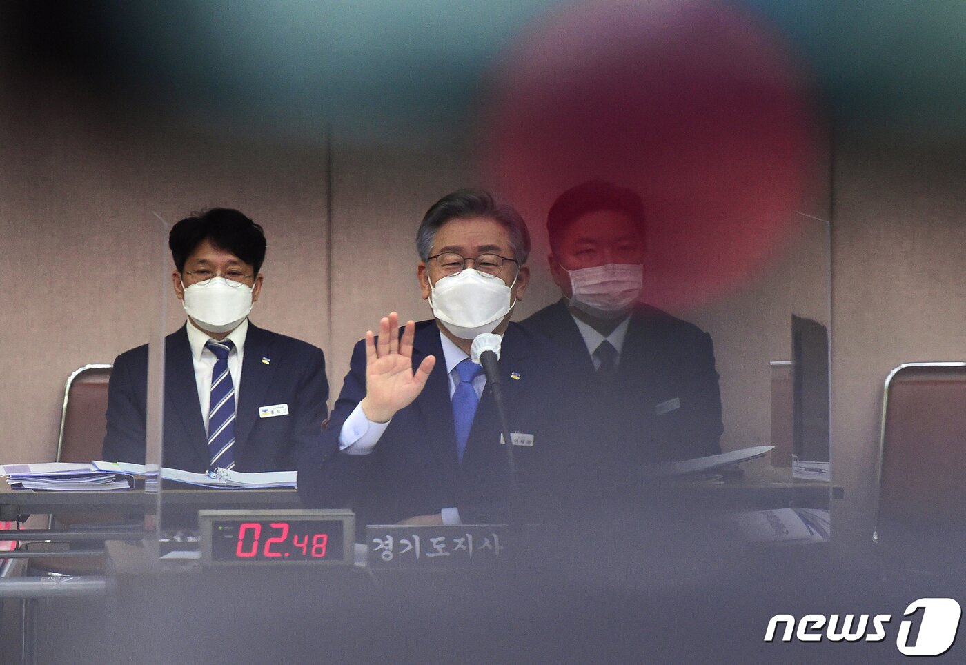 본문 이미지 - 더불어민주당 대선 후보인 이재명 경기지사가 18일 경기도청에서 열린 국회 행정안전위원회의 경기도에 대한 국정감사에서 의원 질의에 답하고 있다. 국회사진취재단