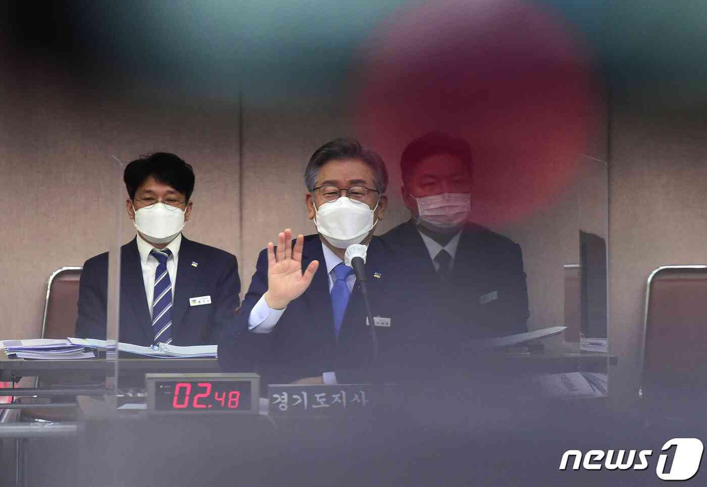 더불어민주당 대선 후보인 이재명 경기지사가 18일 경기도청에서 열린 국회 행정안전위원회의 경기도에 대한 국정감사에서 의원 질의에 답하고 있다. 국회사진취재단