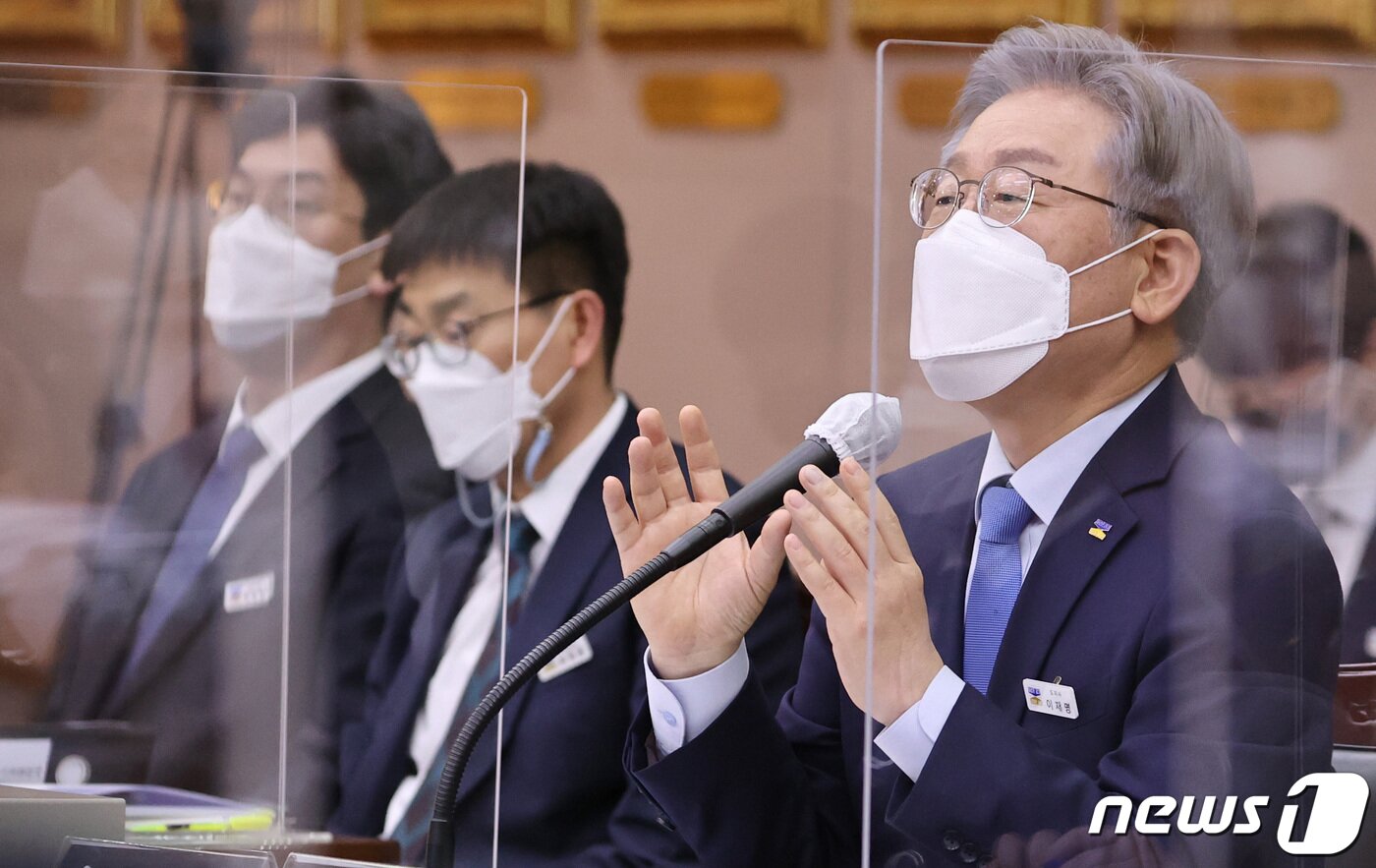 본문 이미지 - 더불어민주당 대선 후보인 이재명 경기지사가 18일 오전 경기도 수원시 팔달구 경기도청 대회의실에서 열린 2021년 국회 행정안전위원회의 경기도에 대한 국정감사에서 질의에 답변하고 있다. 2021.10.18/뉴스1 ⓒ News1 경기사진공동취재단