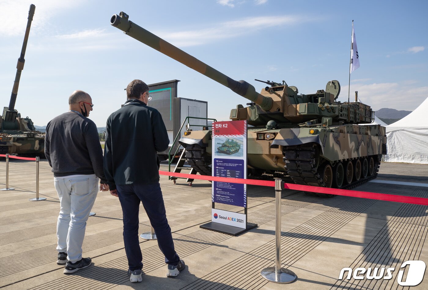 본문 이미지 - 18일 오전 경기도 성남시 서울공항에서 열린 서울 국제항공우주 및 방위산업전시회 2021(서울 ADEX)에서 관람객들이 전차 K2를 살펴보고 있다 . 2021.10.18/뉴스1 ⓒ News1 이재명 기자