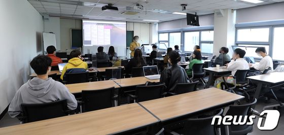 지난해 10월 서울의 한 대학교 강의실에서 대면수업이 진행되고 있다. /뉴스1 © News1 김진환 기자