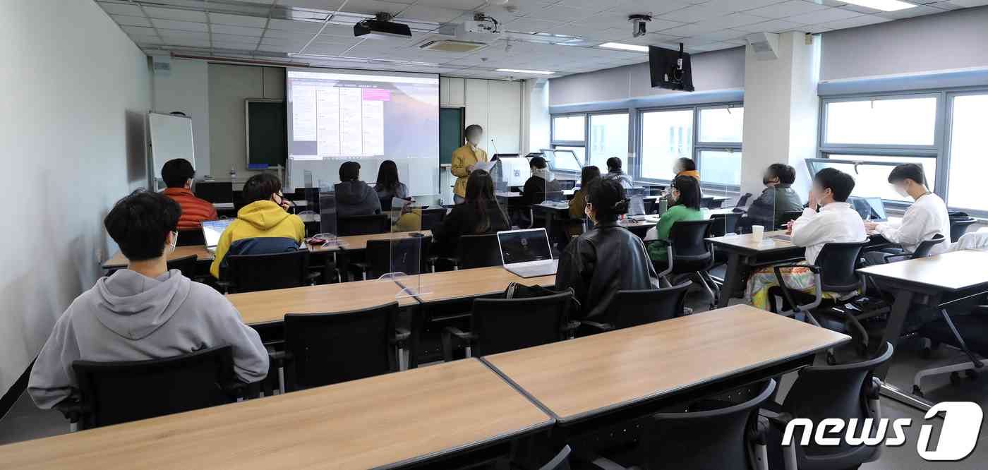 지난해 10월 서울의 한 대학교 강의실에서 대면수업이 진행되고 있다. /뉴스1 © News1 김진환 기자