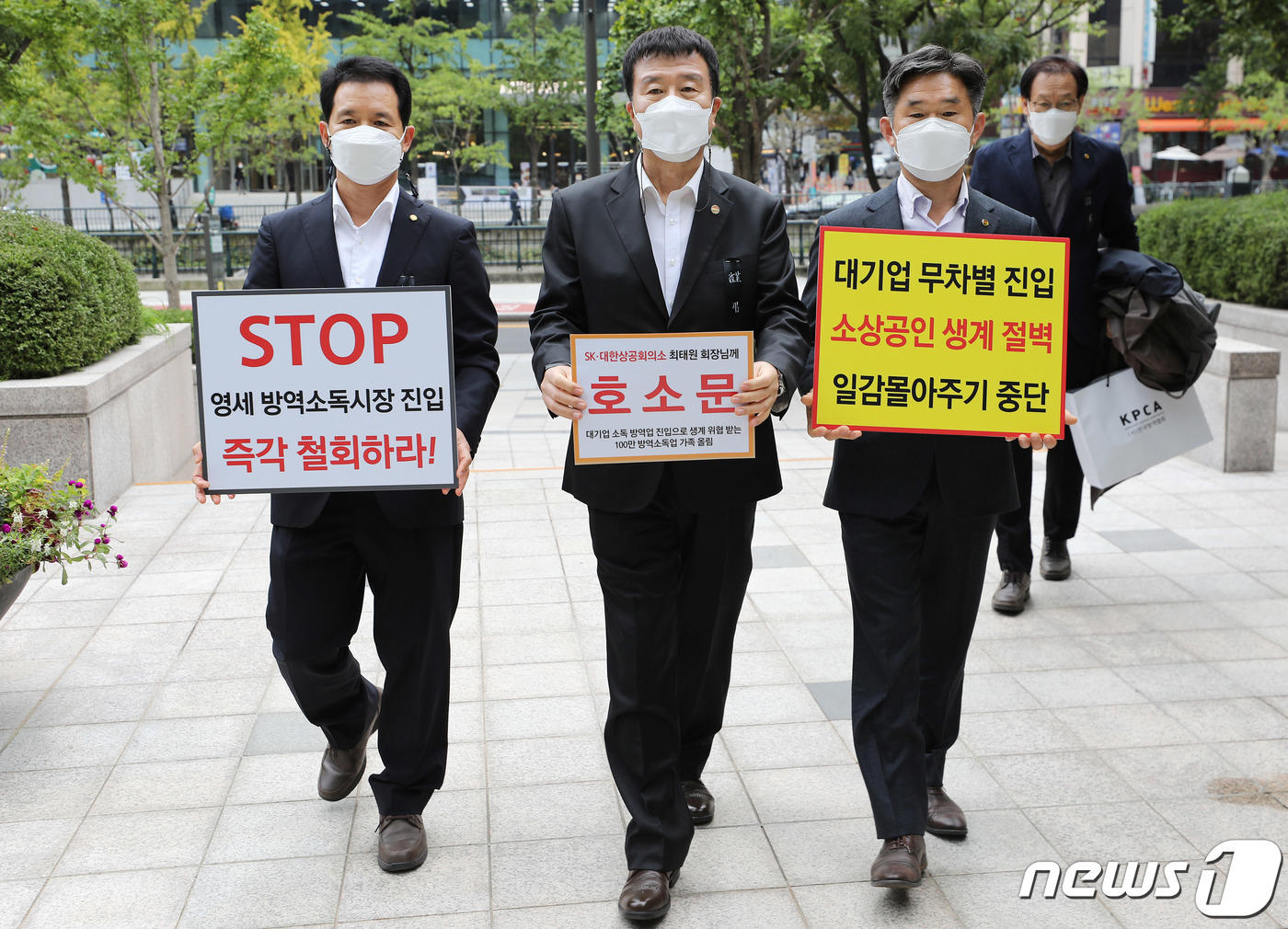 (서울=뉴스1) 박정호 기자 = 이철 한국방역협회 대기업시장진입 대책위원장(가운데)이 18일 오후 서울 종로구 서린동 SK그룹 본사를 찾아 최태원 SK그룹 회장에게 방역·소독시장 …