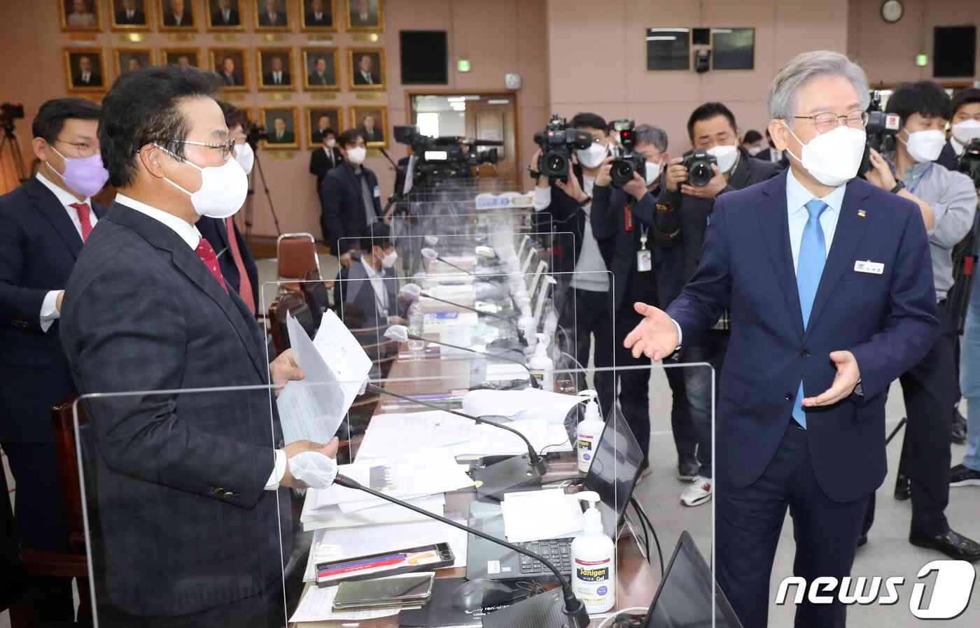 더불어민주당 대선 후보인 이재명 경기도지사가 18일 경기도 수원시 팔달구 경기도청에서 열린 국회 행정안전위원회의 경기도에 대한 국정감사에서 오전 일정을 마치고 김용판 국민의힘 의원과 논쟁를 벌이고 있다. 경기사진공동취재단