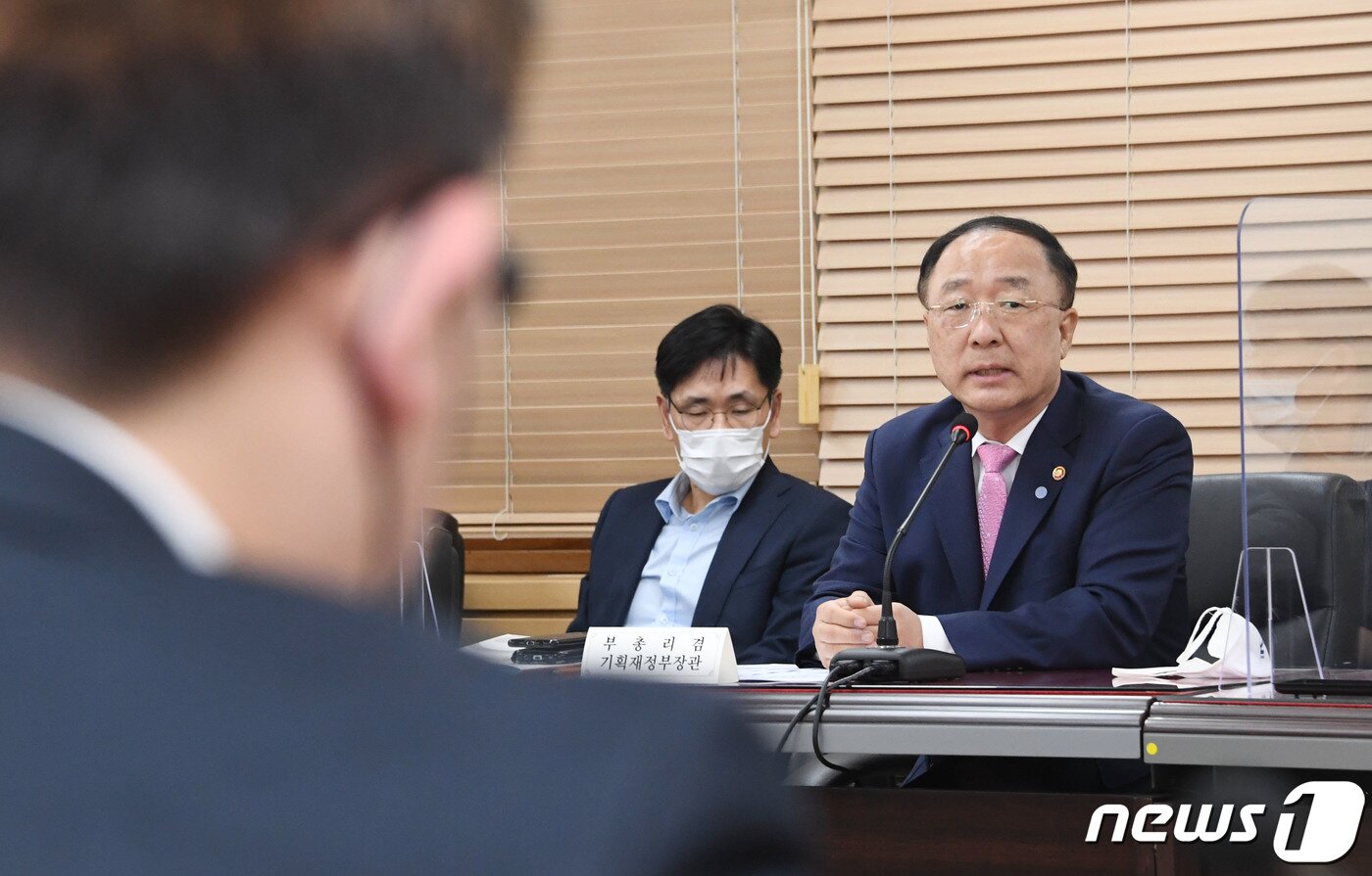 본문 이미지 - 홍남기 부총리가 코로나19 일상회복지원위원회 경제민생 분과 회의를 주재하고 있다. 2021.10.18/뉴스1