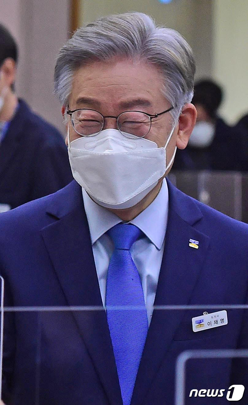 (수원=뉴스1) 국회사진취재단 = 더불어민주당 대선 후보인 이재명 경기지사가 18일 수원 경기도청에서 열린 국회 행정안전위원회의 경기도에 대한 국정감사에서 주질의를 마친 뒤 웃음짓 …