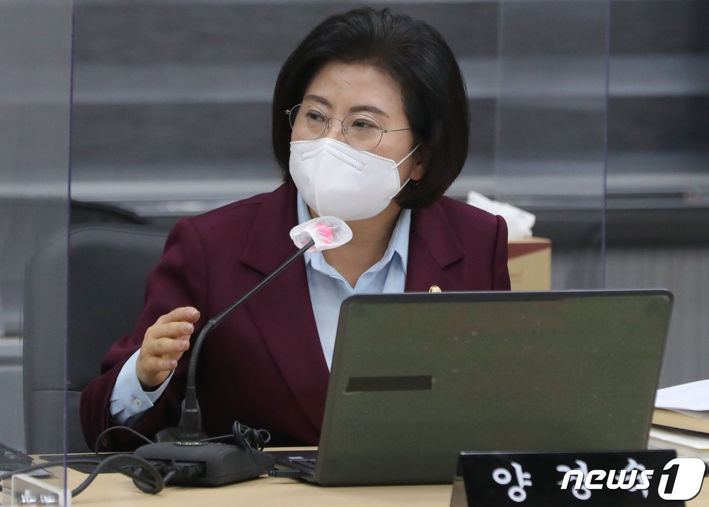 본문 이미지 - 양경숙 더불어민주당 의원이 18일 전북 전주시 한국은행 전북본부에서 열린 2021년도 기획재정위원회의 한국은행 전북본부, 대전·충남본부, 충북본부, 대전지방국세청 국정감사에서 질의를 하고 있다. 2021.10.18/뉴스1 ⓒ News1 유경석 기자