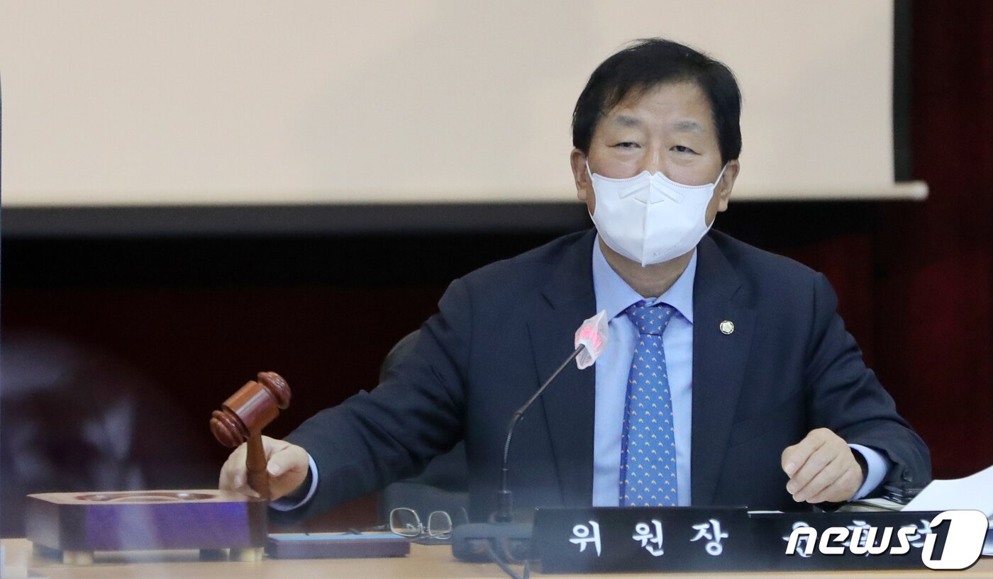 본문 이미지 - 윤후덕 위원장이 18일 전북 전주시 한국은행 전북본부에서 열린 2021년도 기획재정위원회의 한국은행 전북본부, 대전·충남본부, 충북본부, 대전지방국세청 국정감사 시작을 알리며 의사봉을 치고 있다. 2021.10.18/뉴스1 ⓒ News1 유경석 기자