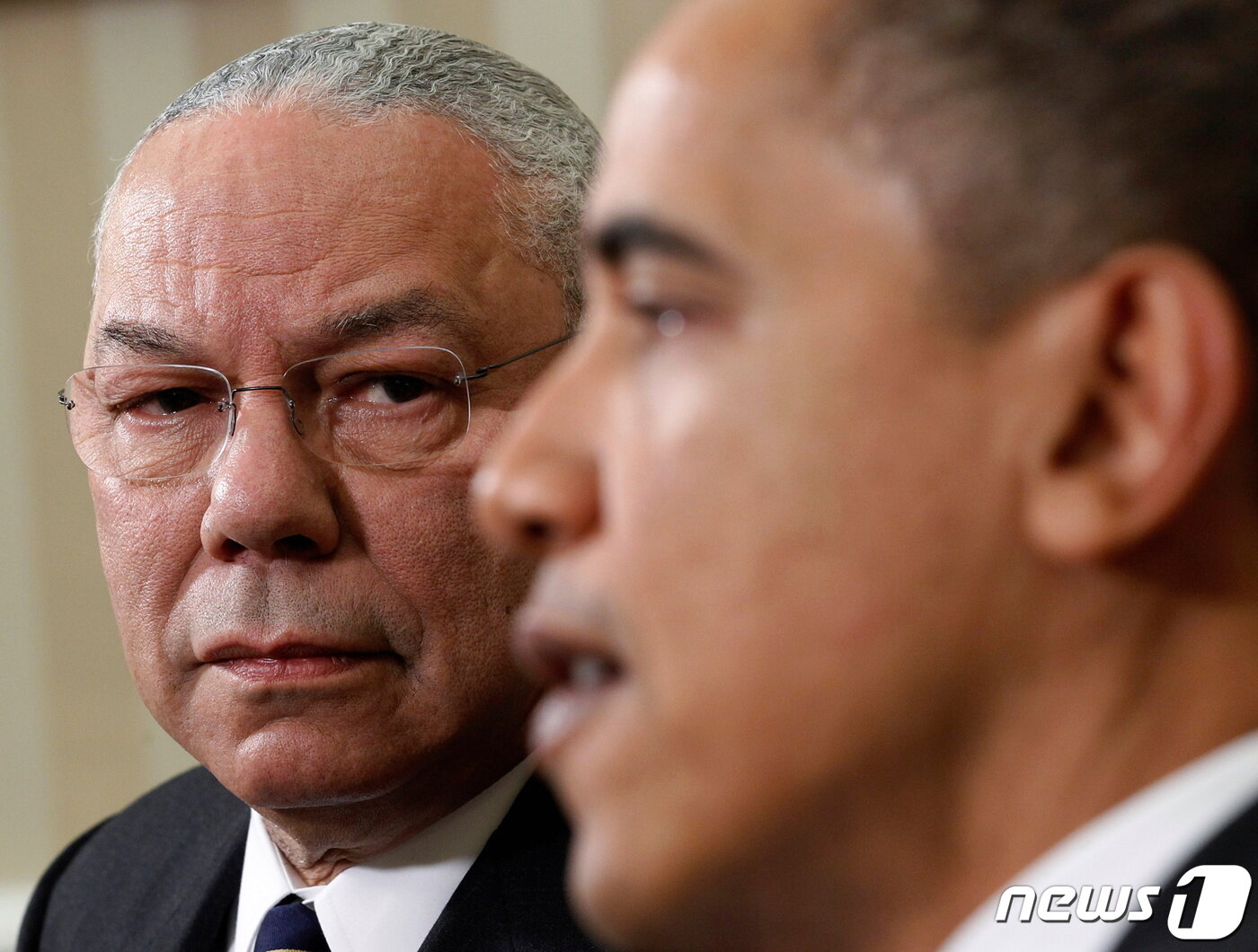 본문 이미지 - 버락 오바마 미국 대통령이 2010년 12월 1일(현지시간) 워싱턴 백악관에서 콜린 파월 전 국무장관을 만나고 있는 모습. ⓒ 로이터=뉴스1 ⓒ News1 김현 특파원