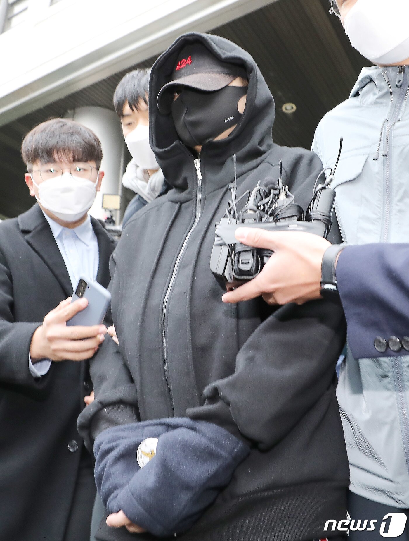 본문 이미지 - 무면허 운전과 음주측정 거부·경찰관 폭행 등 혐의로 구속된 장제원 국민의힘 의원 아들인 래퍼 노엘(본명 장용준)이 19일 서울 서초구 서초경찰서에서 나와 검찰로 송치되고 있다. 2021.10.19/뉴스1 ⓒ News1 박정호 기자