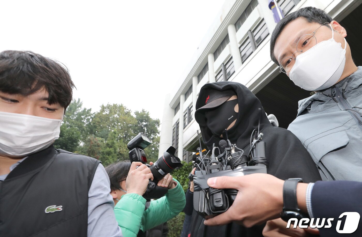 본문 이미지 - 무면허 운전과 음주측정 거부·경찰관 폭행 등 혐의로 구속된 장제원 국민의힘 의원 아들인 래퍼 노엘&#40;본명 장용준&#41;이 19일 서울 서초구 서초경찰서에서 나와 검찰로 송치되고 있다. 2021.10.19/뉴스1 ⓒ News1 박정호 기자