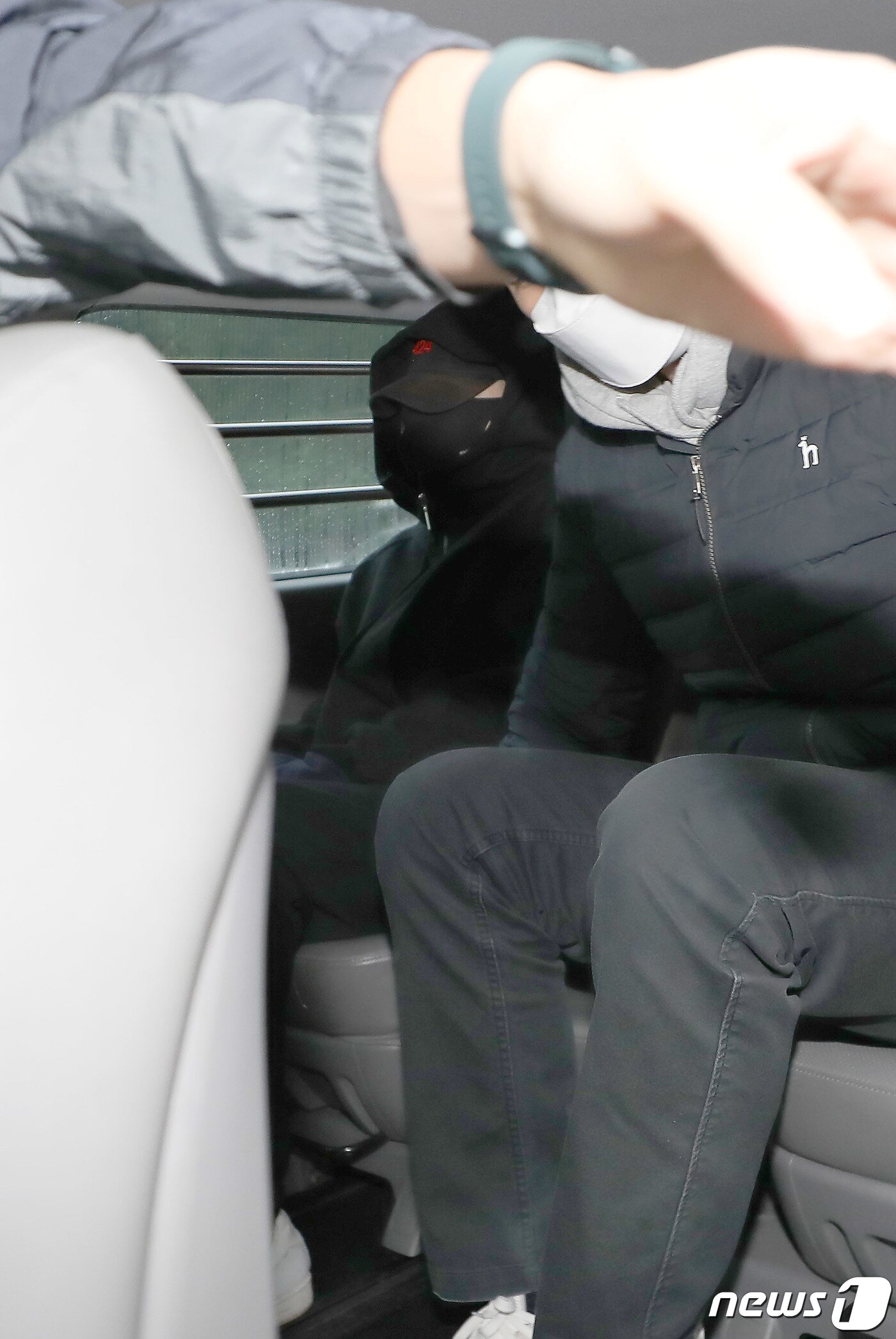 본문 이미지 - 무면허 운전과 음주측정 거부·경찰관 폭행 등 혐의로 구속된 장제원 국민의힘 의원 아들인 래퍼 노엘(본명 장용준)이 19일 서울 서초구 서초경찰서에서 나와 검찰로 송치되고 있다. 2021.10.19/뉴스1 ⓒ News1 박정호 기자