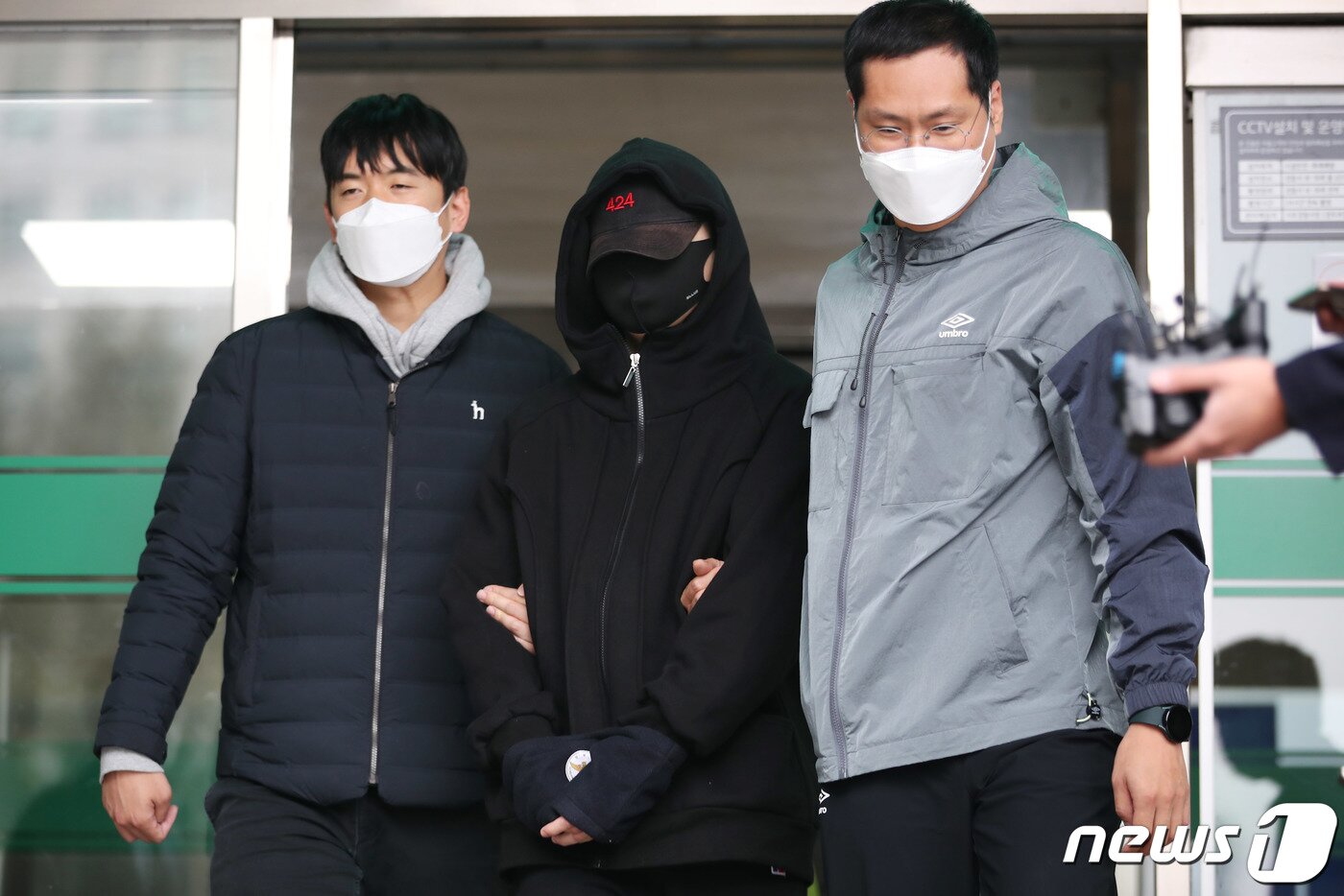 본문 이미지 - 무면허 운전과 음주측정 거부·경찰관 폭행 등 혐의로 구속된 장제원 국민의힘 의원 아들인 래퍼 노엘(본명 장용준)이 19일 서울 서초구 서초경찰서에서 나와 검찰로 송치되고 있다. 2021.10.19/뉴스1 ⓒ News1 박정호 기자