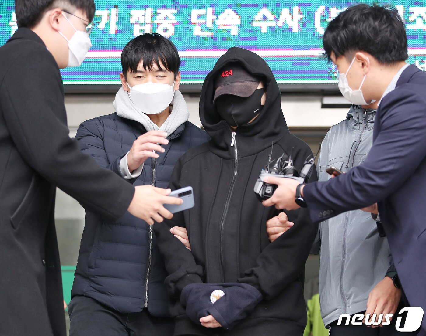 본문 이미지 - 무면허 운전과 음주측정 거부·경찰관 폭행 등 혐의로 구속된 장제원 국민의힘 의원 아들인 래퍼 노엘&#40;본명 장용준&#41;이 19일 서울 서초구 서초경찰서에서 나와 검찰로 송치되고 있다. 2021.10.19/뉴스1 ⓒ News1 박정호 기자