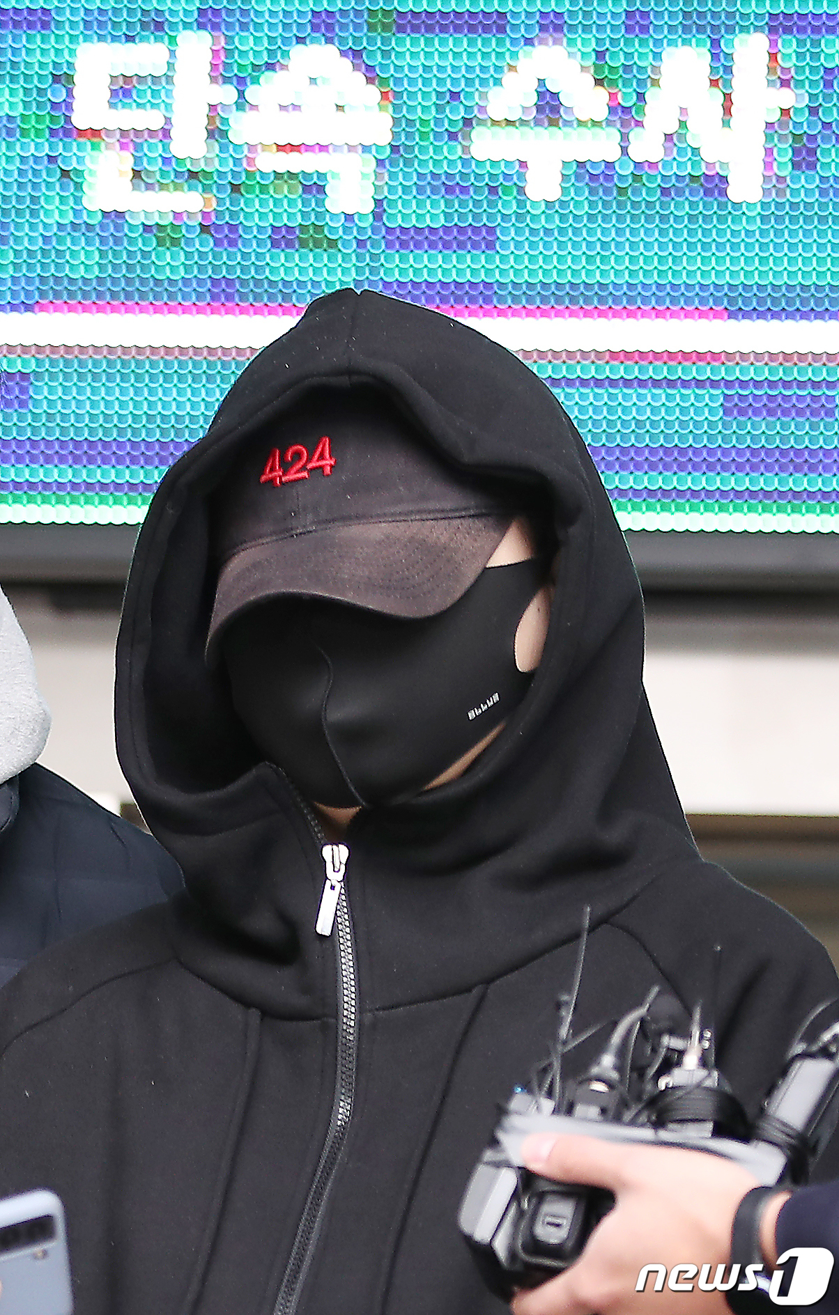 (서울=뉴스1) 박정호 기자 = 무면허 운전과 음주측정 거부·경찰관 폭행 등 혐의로 구속된 장제원 국민의힘 의원 아들인 래퍼 노엘(본명 장용준)이 19일 서울 서초구 서초경찰서에서 …