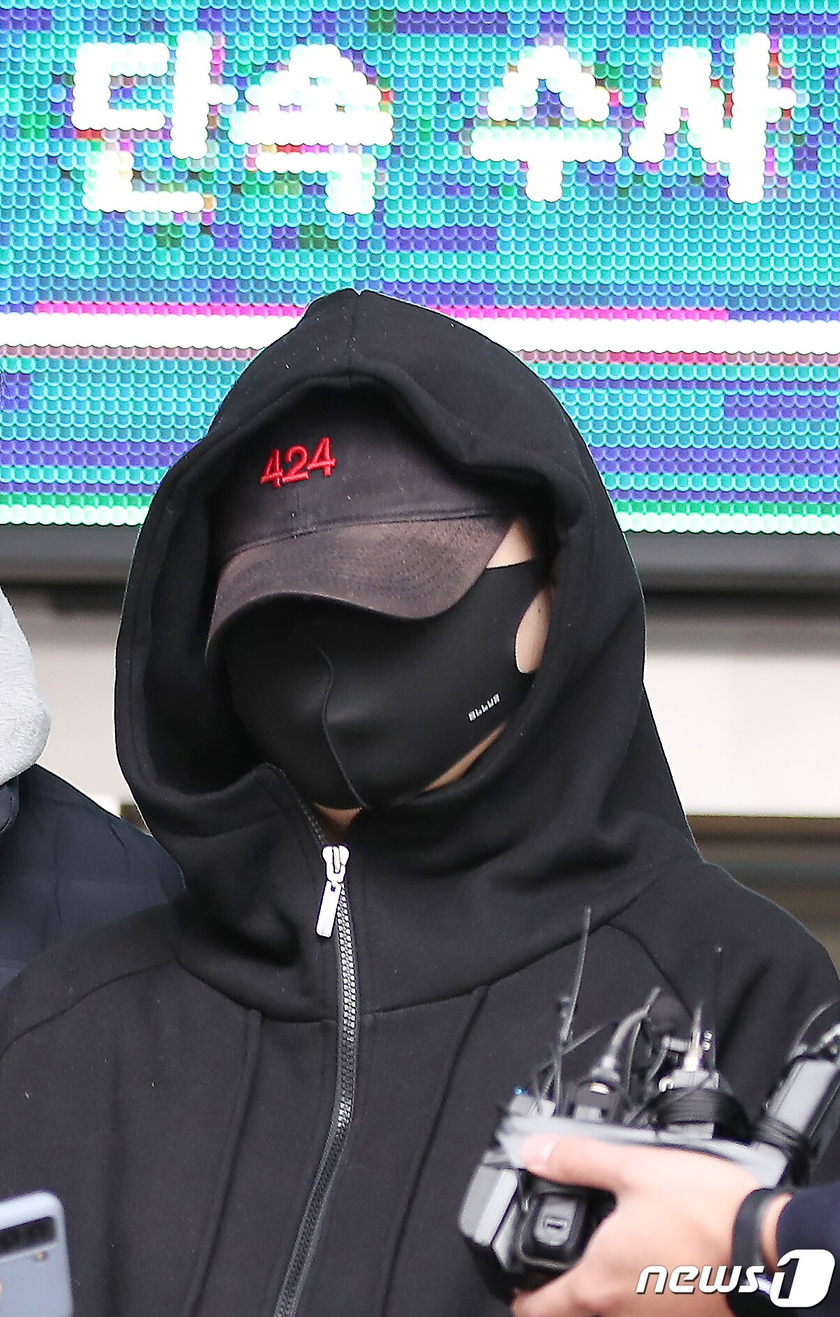 본문 이미지 - 무면허 운전과 음주측정 거부·경찰관 폭행 등 혐의로 구속된 장제원 국민의힘 의원 아들인 래퍼 노엘(본명 장용준)이 19일 서울 서초구 서초경찰서에서 나와 검찰로 송치되고 있다. 2021.10.19/뉴스1 ⓒ News1 박정호 기자