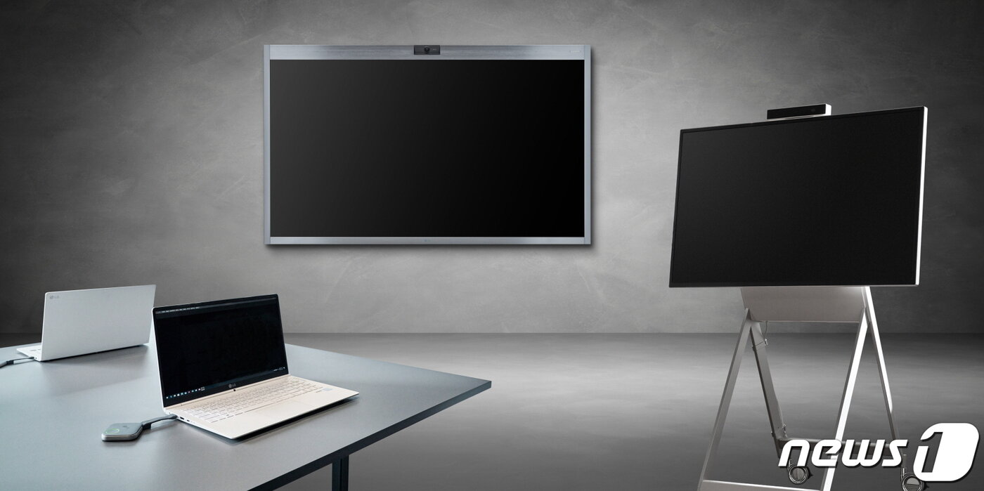 본문 이미지 - LG전자가 고성능 카메라와 마이크, 화상회의 솔루션, 전자칠판 등을 모두 내장해 비대면 라이스프타일에 최적화한 올인원 인터렉티브 스크린 LG 원퀵을 선보인다. (LG전자 제공)ⓒ 뉴스1