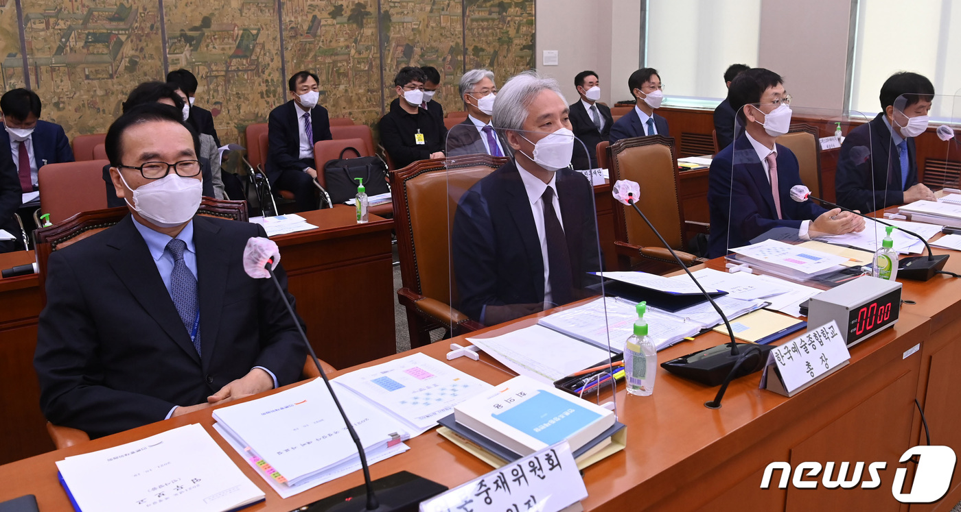 (서울=뉴스1) 구윤성 기자 = 이석형 언론중재위원회 위원장(왼쪽부터), 김대진 한국예술종합학교 총장, 김춘순 사행산업통합감독위원회 위원장, 안영배 한국관광공사 사장이 19일 서울 …