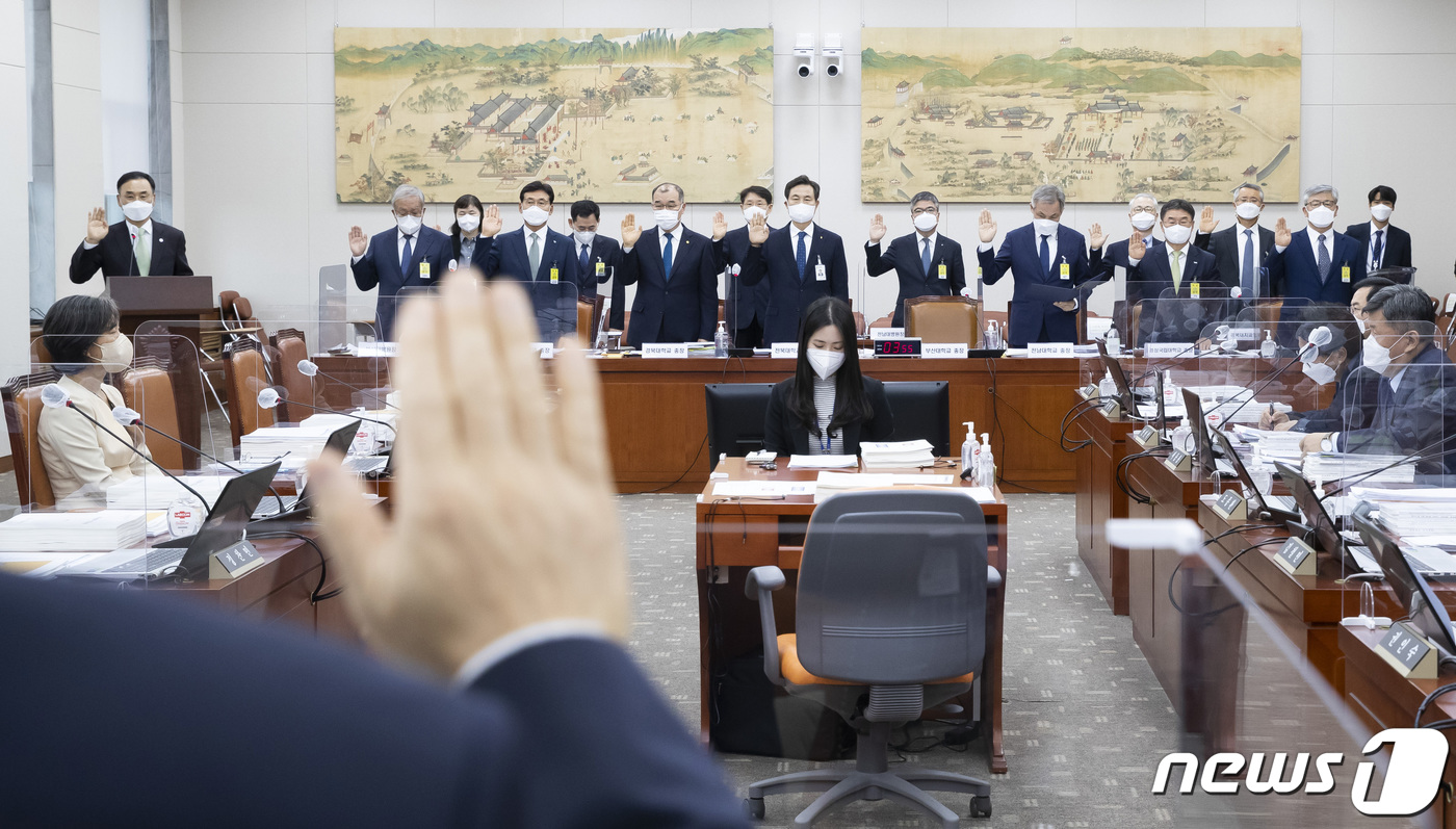 (서울=뉴스1) 오대일 기자 = 차정인 부산대총장(왼쪽) 등이 19일 국회에서 열린 교육위원회의 부산대·경북대·전남대·전북대·제주대·부산대병원 등에 대한 국정감사에서 선서를 하고 …