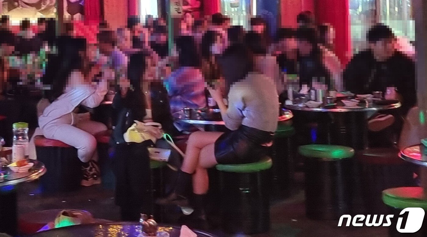 본문 이미지 - 거리두기 완화로 식당 등의 영업시간이 자정으로 늘어나면서 천안시 두정동 먹자골목의 한 식당에는 10시 이후에도 손님이 몰렸다.ⓒ 뉴스1