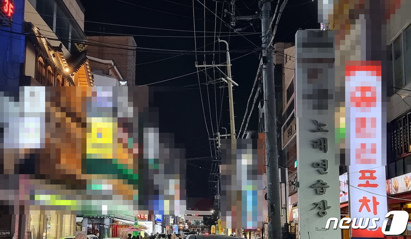본문 이미지 - 거리두기 완화로 식당 등의 영업시간이 자정으로 늘어났지만 노래연습장 등 유흥시설의 영업시간은 여전히 오후 10시로 제한돼 노래방 간판에만 불이 꺼져 있다.  ⓒ뉴스1