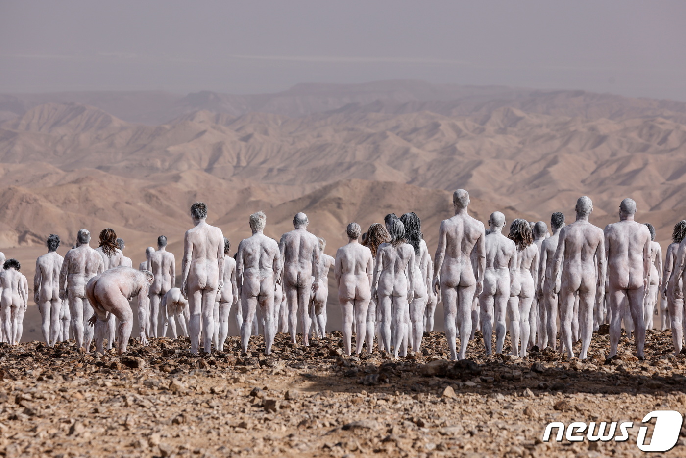 (아라드 로이터=뉴스1) 우동명 기자 = 17일(현지시간) 이스라엘 아라드 인근 황무지에서 말라가는 사해의 모습을 세상에 알리기 위해 몸에 흰 페인트를 칠한 남녀 약 200명이 누 …