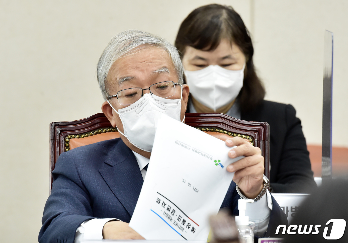 (서울=뉴스1) 구윤성 기자 = 이정주 부산대병원장이 19일 서울 여의도 국회에서 열린 교육위원회의 부산대·경북대·전남대·전북대·제주대·부산대병원 등에 대한 국정감사에서 자료를 살 …