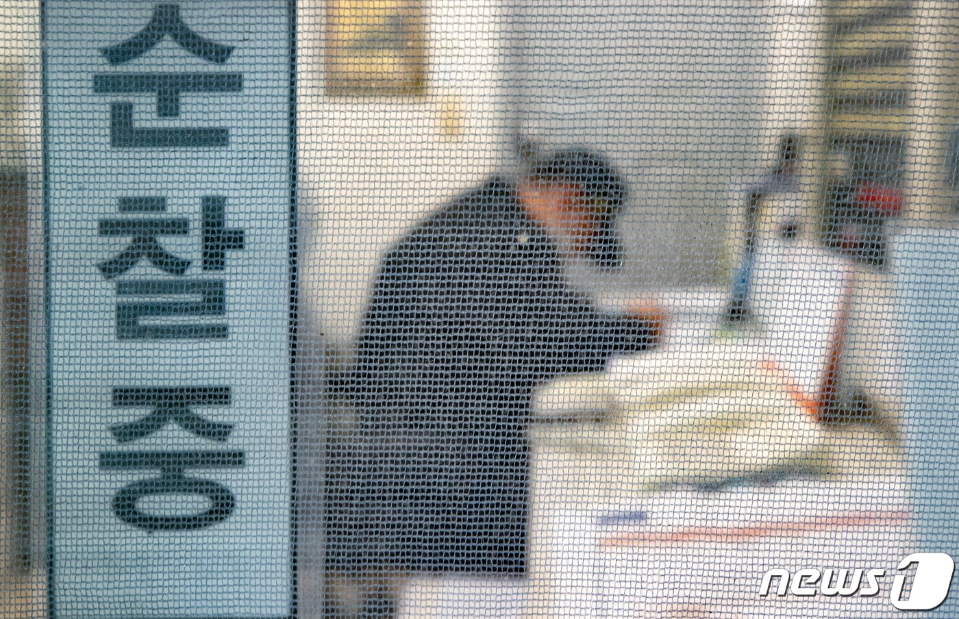 본문 이미지 - 서울의 한 아파트단지에서 경비원이 업무를 보고 있다. (사진은 기사 내용과 무관함) / 2021.10.19/뉴스1 ⓒ News1 이재명 기자