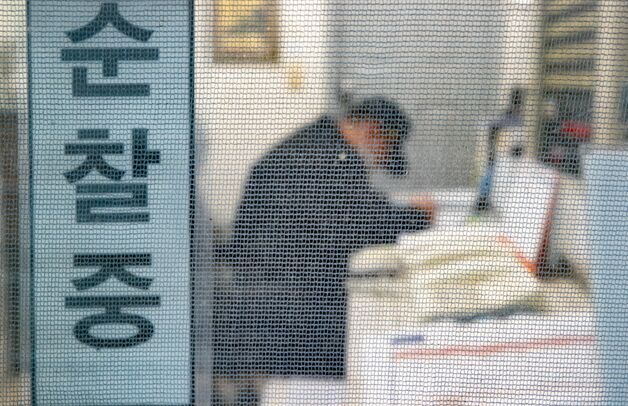오토바이 탄 입주민 "차단기 열어달라"…경비원 "갑질당한 기분"