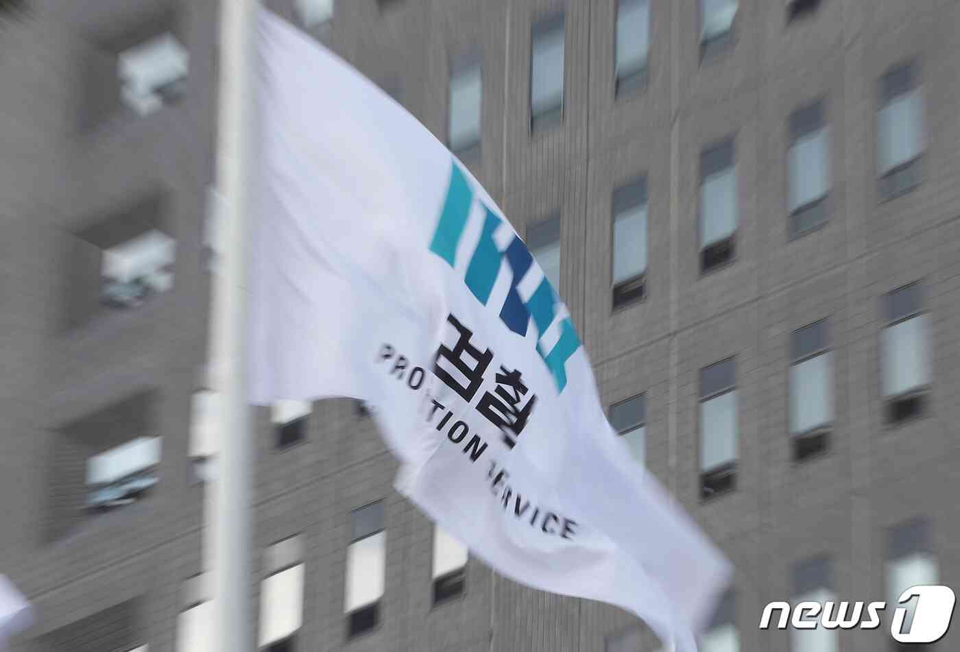 검찰이 경기 성남시 대장동 개발 특혜·로비 의혹 사건의 또다른 '키맨'인 남욱 변호사에 대해 19일 구속영장을 청구할 것으로 보인다. 19일 오후 서울 서초동 서울중앙지방검찰청 앞 국기게양대에 검찰 깃발이 바람에 펄럭이고 있다. 서울중앙지검 전담수사팀(팀장 김태훈)은 전날(18일) 오전 5시14분 인천국제공항을 통해 입국한 남 변호사를 특정경제범죄 가중처벌 등에 관한 법률상 배임, 뇌물공여약속 등의 혐의로 체포, 체포된 피의자의 경우 48시간 이내에 구속영장을 하지 않으면 즉시 석방해야 하기 때문에 이르면 19일 오후 구속영장을 청구할 방침이다. 박정호 기자