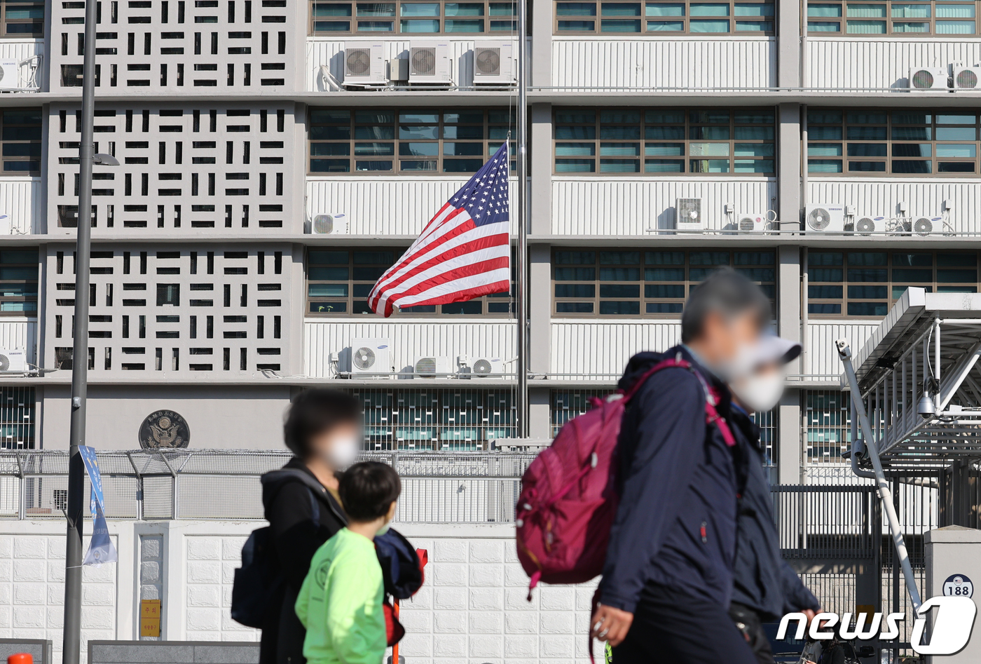 (서울=뉴스1) 이재명 기자 = 19일 오후 서울 종로구 주한 미국대사관에 미국 유색인종 최초로 합참의장을 거쳐 국무장관을 지낸 콜린 파월 전 장관의 별세를 추모하는 뜻으로 조기가 …