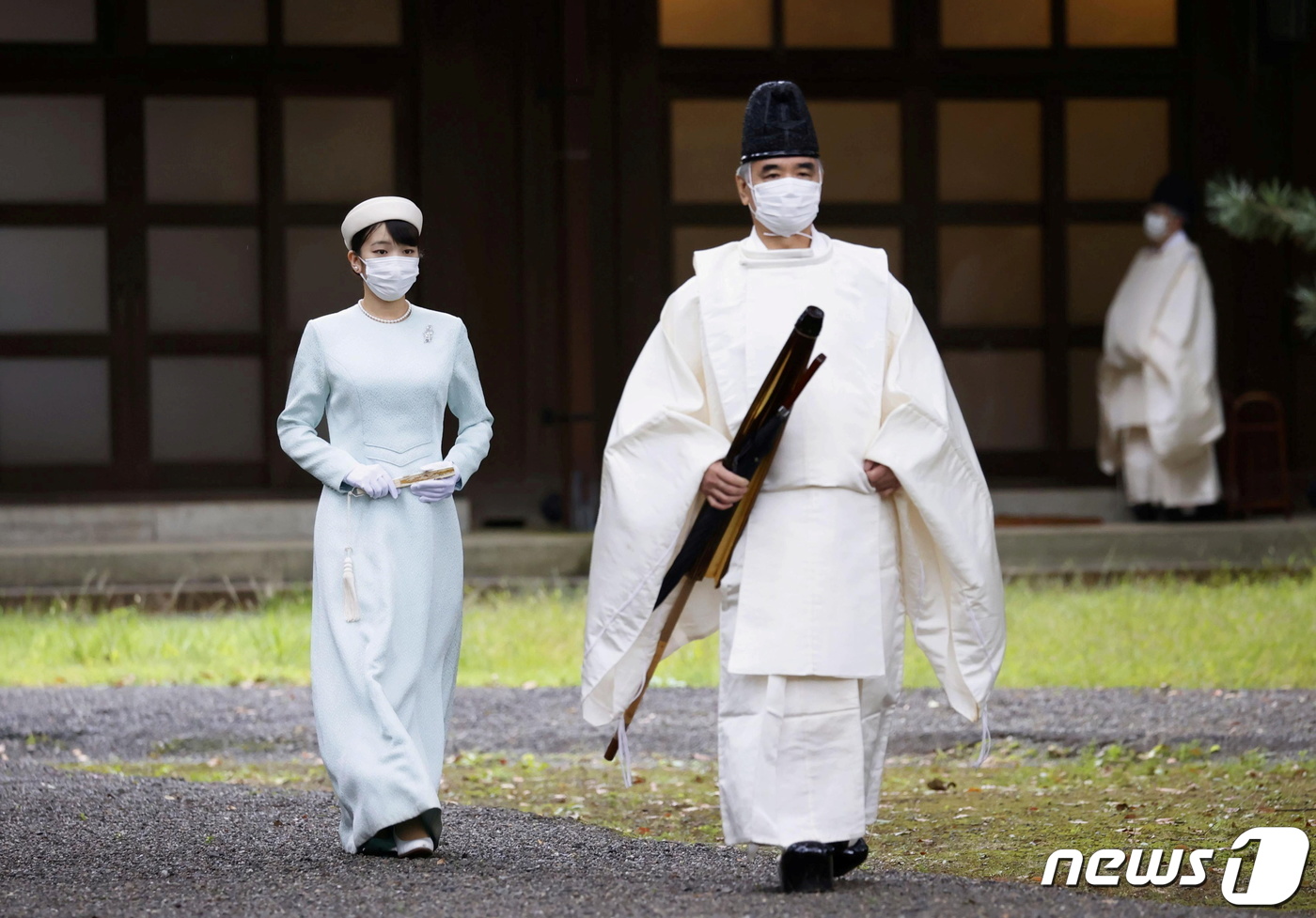 (도쿄 로이터=뉴스1) 신윤하 기자 = 19일(현지시간) 후미히토 왕세제의 장녀인 마코 공주가 결혼을 앞두고 기도를 올리기 위해 일본 도쿄의 황궁을 찾았다.ⓒ 로이터=뉴스1