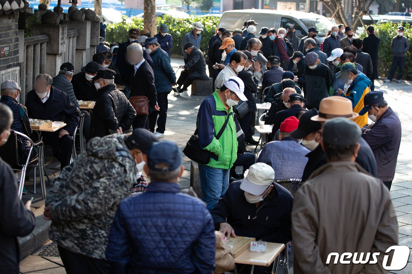 본문 이미지 - 어르신들이 서울 종로구 탑골공원 인근에 모여 장기를 두고 있다. <자료사진> 2021.10.19/뉴스1 ⓒ News1 유승관 기자