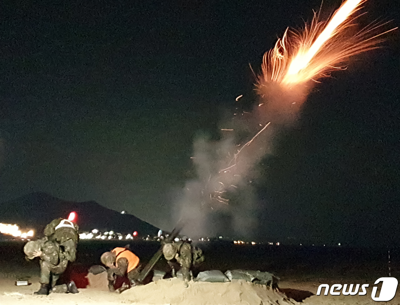 (포항=뉴스1) 최창호 기자 = 19일 육군 제50보병사단이 경북 포항시 북구 화진훈련장에서 야간 박격포 조명탄 사격 훈련을 실시했다. 이날 훈련에는 60mm, 81mm박격포와 4 …