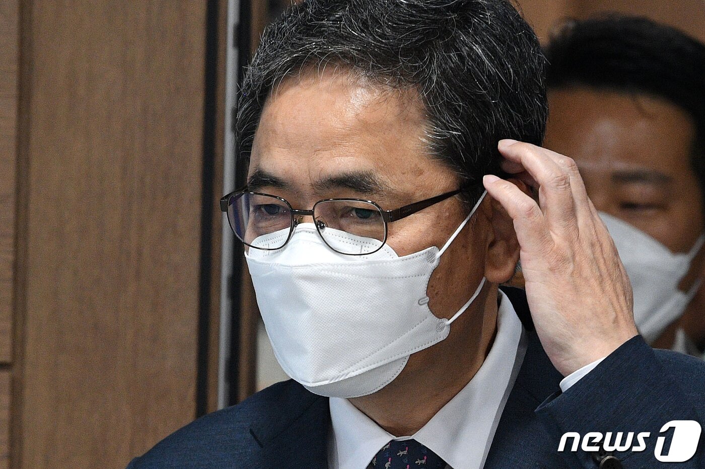 본문 이미지 - 곽상도 무소속 의원이 아들의 '화천대유 퇴직금 50억원' 논란과 관련 2일 오전 서울 여의도 국회 소통관에서 국회의원직 사퇴를 밝힌 뒤 퇴청하고 있다. 2021.10.2/뉴스1 ⓒ News1 이동해 기자
