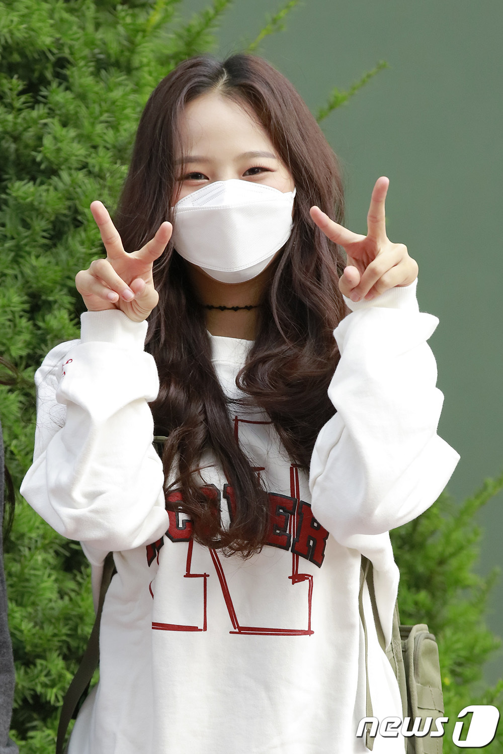 (서울=뉴스1) = ‘방과후 설렘’ 이태림이 2일 서울 상암 MBC에서 열린 ‘쇼! 음악중심’에 출연하기 위해 들어서며 인사를 하고 있다.글로벌 걸그룹을 향한 도전을 시작하는 ‘방 …