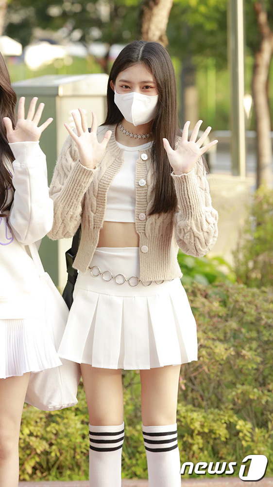 (서울=뉴스1) = ‘방과후 설렘’ 신예슬이 2일 서울 상암 MBC에서 열린 ‘쇼! 음악중심’에 출연하기 위해 들어서며 인사를 하고 있다.글로벌 걸그룹을 향한 도전을 시작하는 ‘방 …