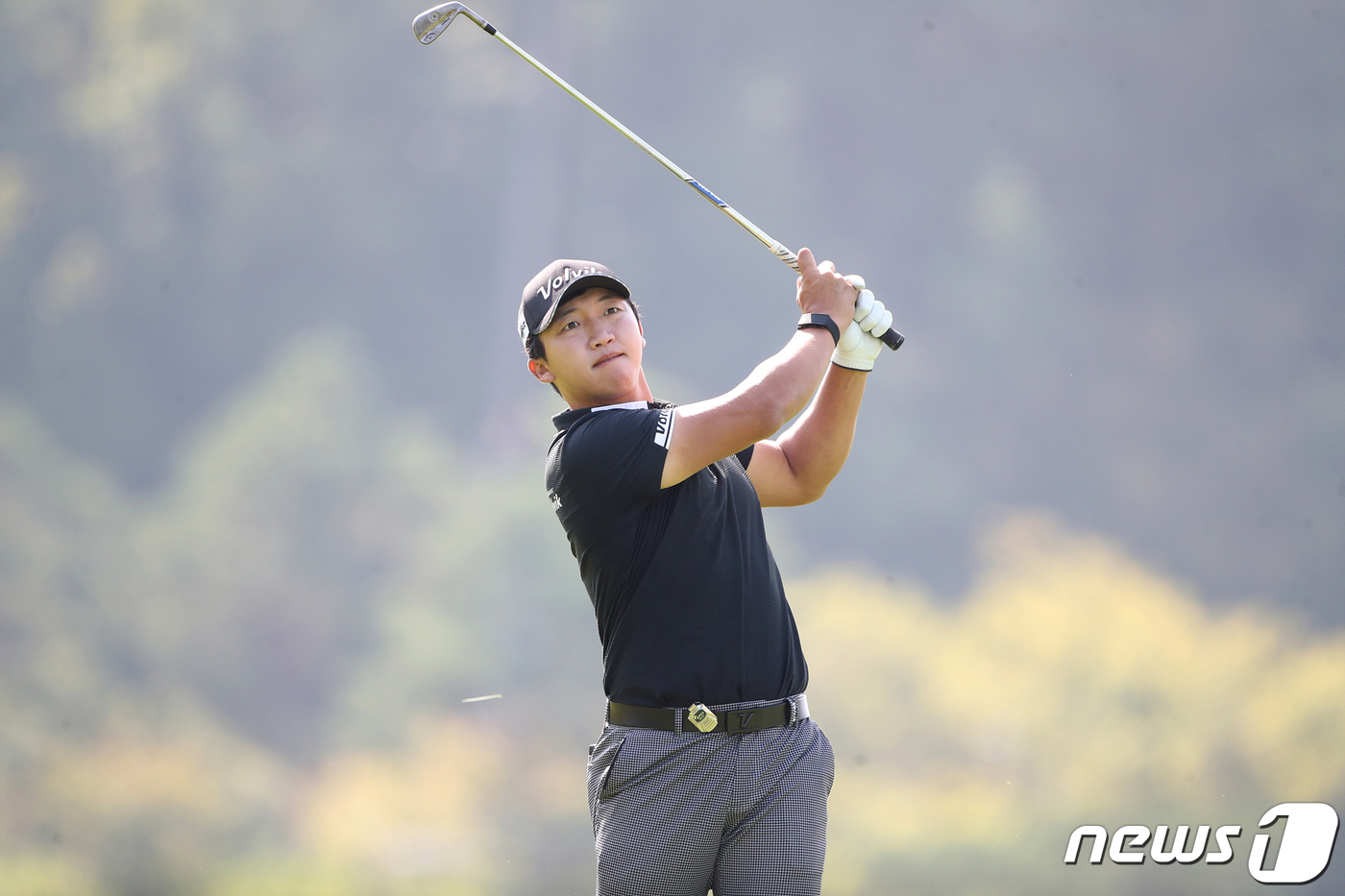 (서울=뉴스1) = 김홍택이 2일 경기도 여주에 위치한 페럼클럽에서 열린 '현대해상 최경주 인비테이셔널' 3라운드 1번홀에서 아이언 샷을 치고 있다. (KPGA 제공) 2021.1 …