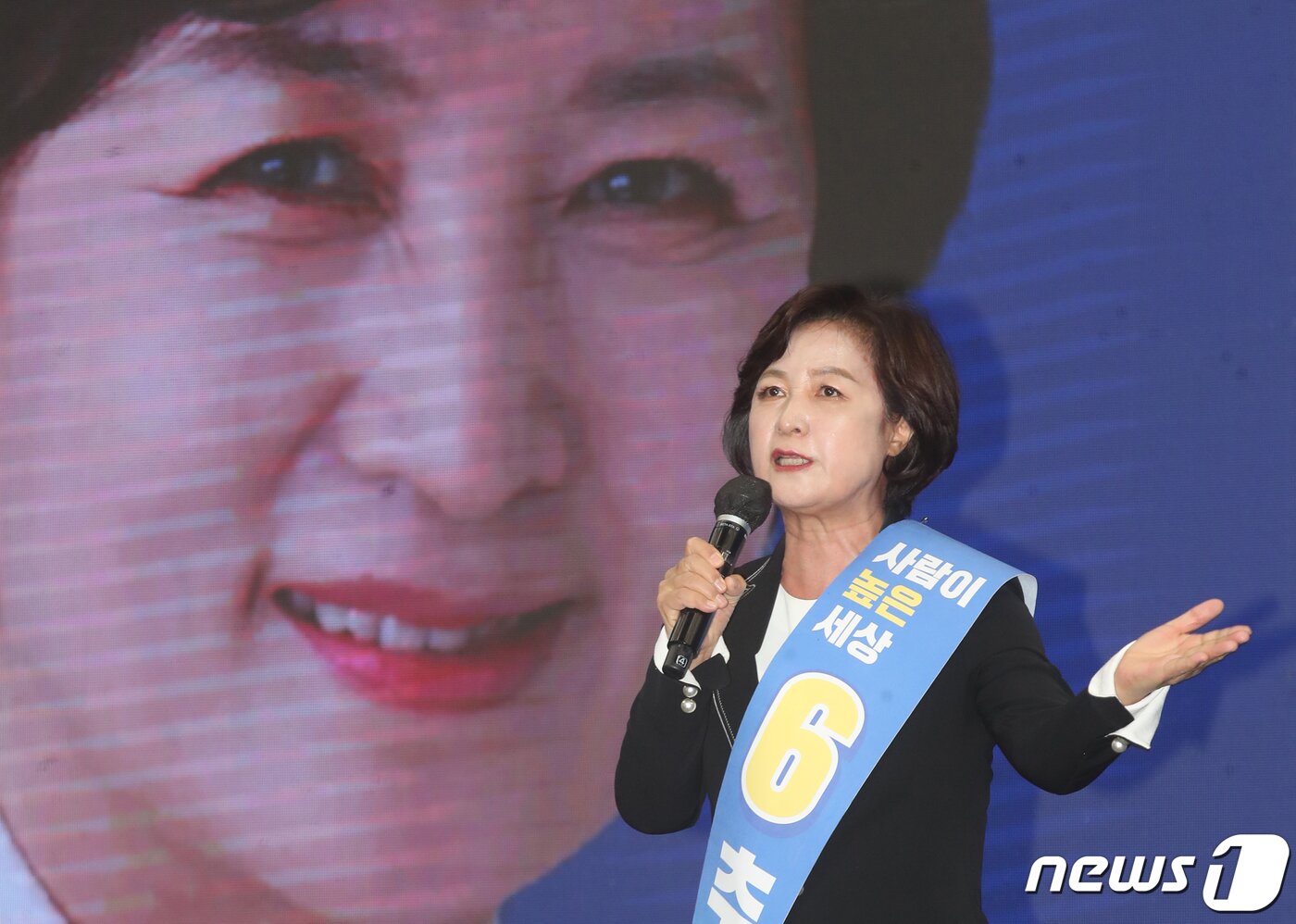 본문 이미지 - 추미애 더불어민주당 대선 경선 후보가 2일 오후 부산 동구 부산국제여객선터미널 켄벤션 센터에서 열린 '부산·울산·경남 합동연설회'에서 정견발표를 하고 있다. 2021.10.2/뉴스1 ⓒ News1 여주연 기자