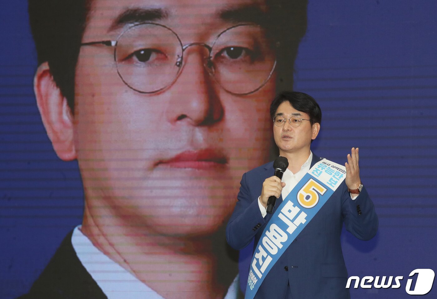 본문 이미지 - 박용진 더불어민주당 대선 경선 후보가 2일 오후 부산 동구 부산국제여객선터미널 켄벤션 센터에서 열린 '부산·울산·경남 합동연설회'에서 정견발표를 하고 있다. 2021.10.2/뉴스1 ⓒ News1 여주연 기자